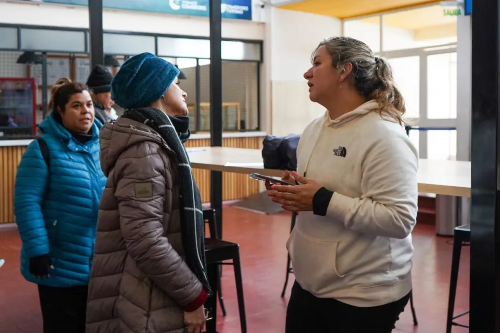 Salud Municipal asiste a los pasajeros de larga distancia varados en la Terminal de Ómnibus