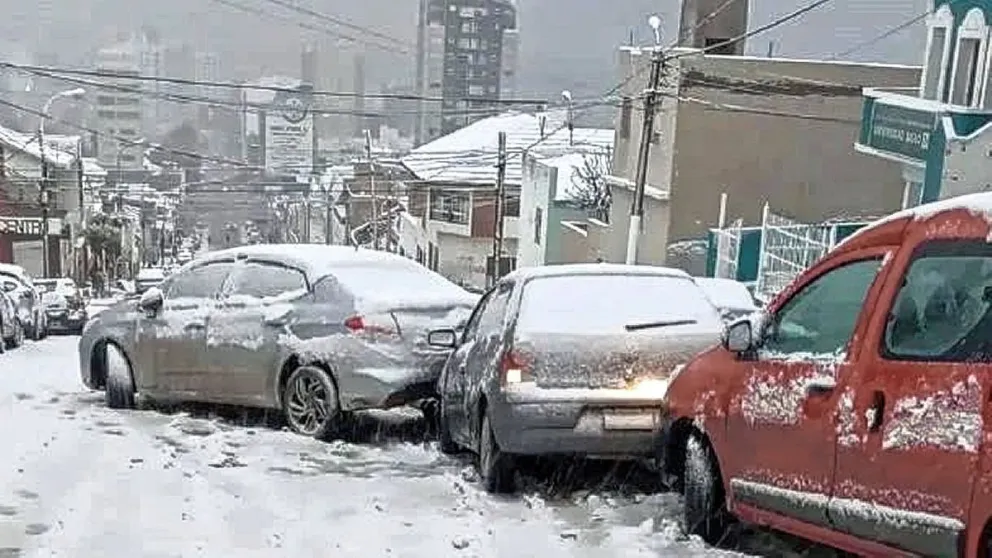 La ola polar volvió a golpear con fuerza y Comodoro se cubrió otra vez de nieve
