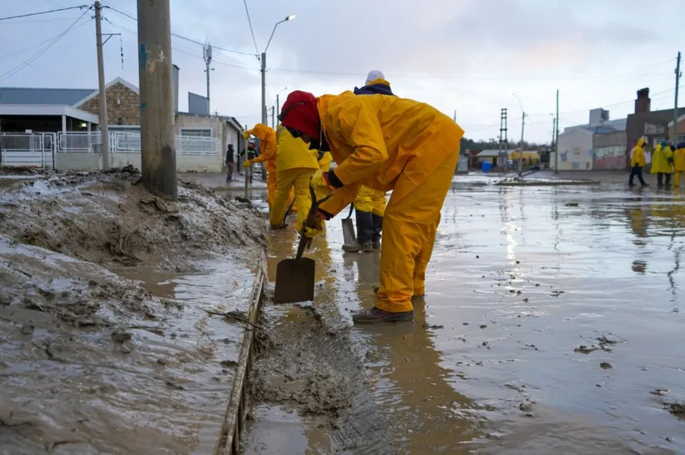 Continúan los trabajos de limpieza de caminos y pluviales en la ciudad