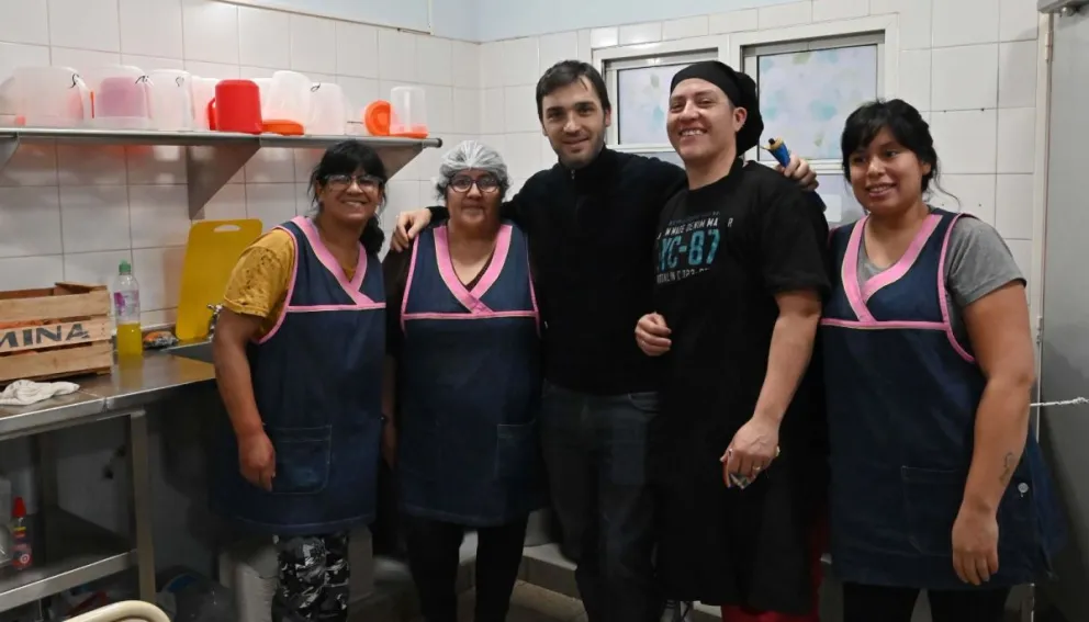 Torres visitó a las personas socorridas por el temporal en Rawson
