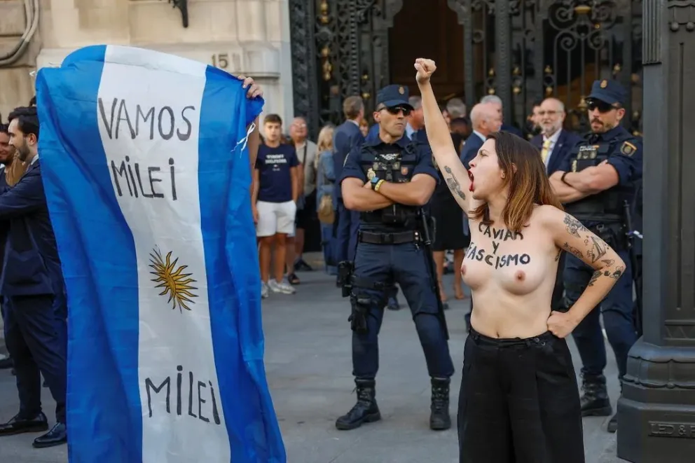Militantes feministas volvieron a protestar contra Milei en Madrid