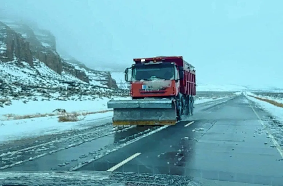 Importante trabajo de Vialidad Nacional  en el despeje de nieve sobre la ruta 25