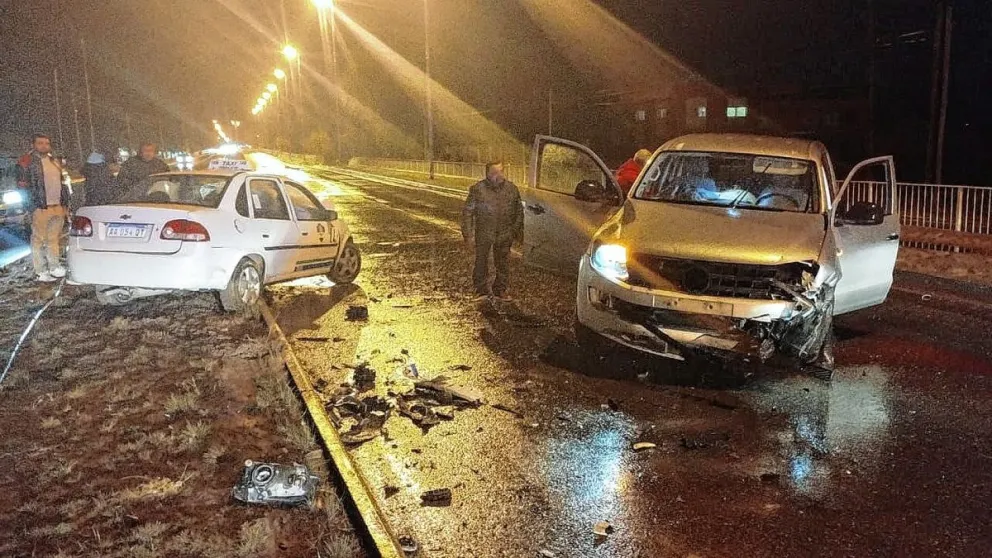 Trelew: taxista con múltiples fracturas y grave tras violentísimo choque contra una camioneta