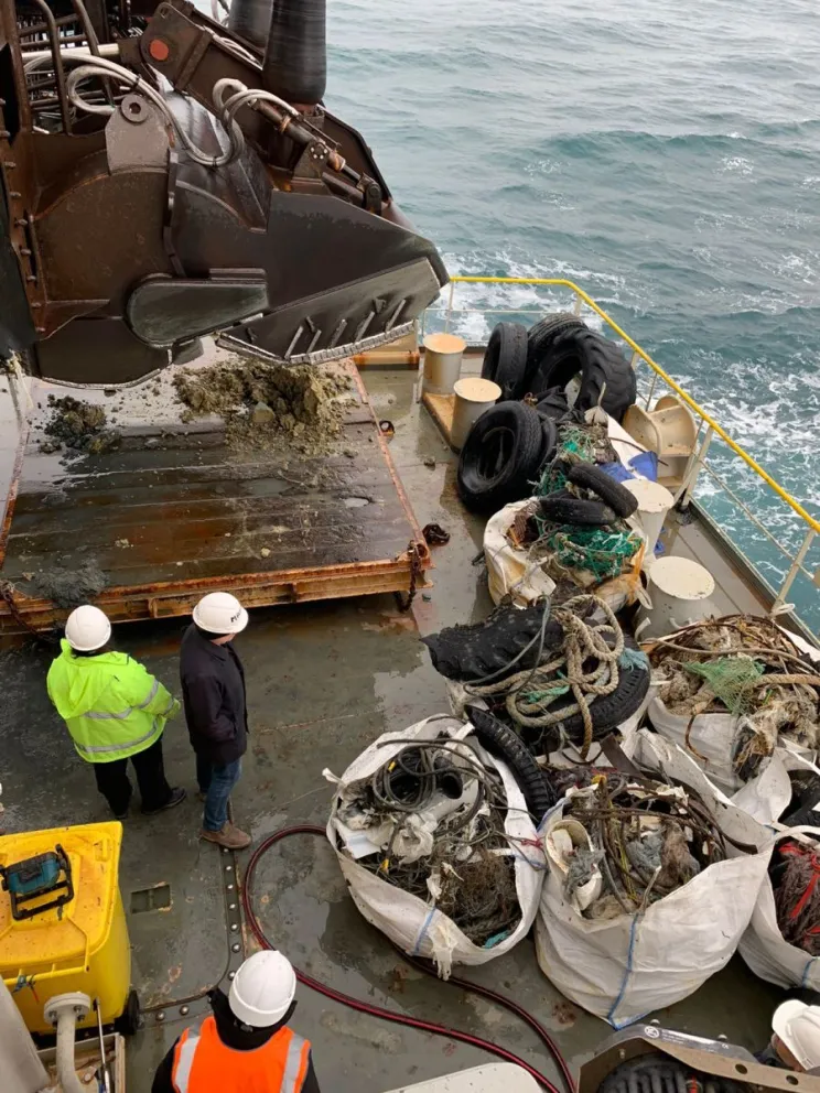 El gobierno provincial supervisó trabajos de dragado en el puerto de Comodoro Rivadavia