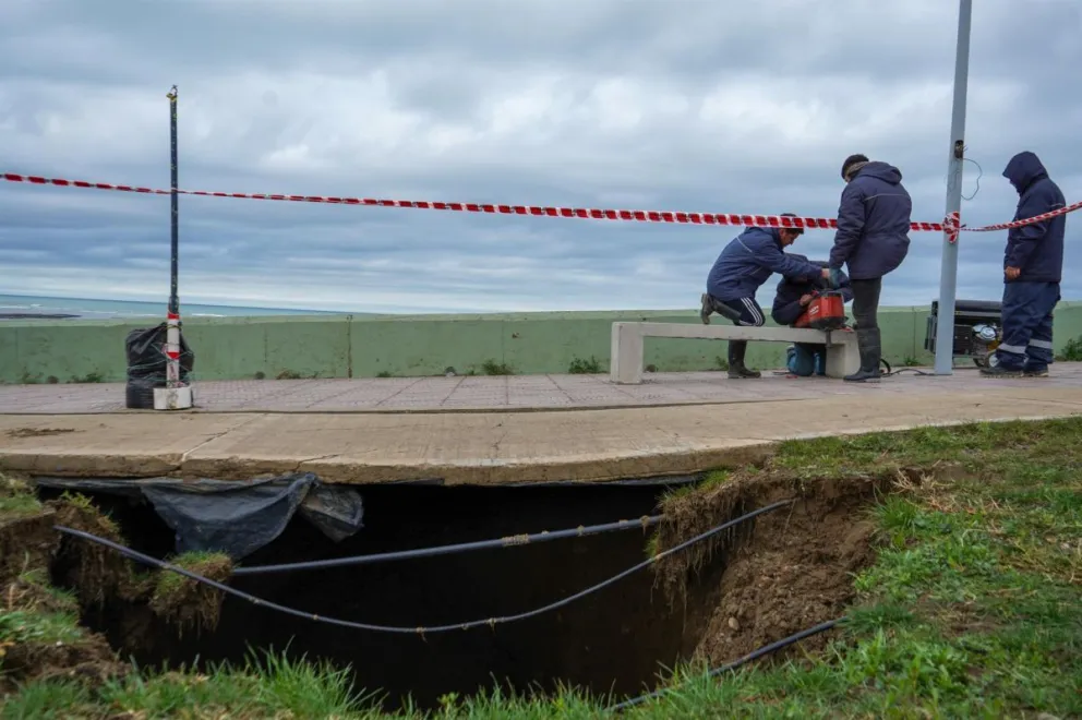 Se descalzó un pluvial y generó una grieta en una parte del paseo costero