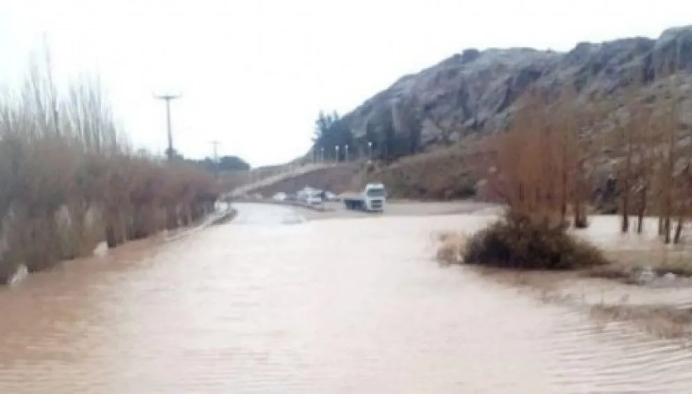 Por las fuertes lluvias cerraron el principal ingreso a Puerto Deseado 