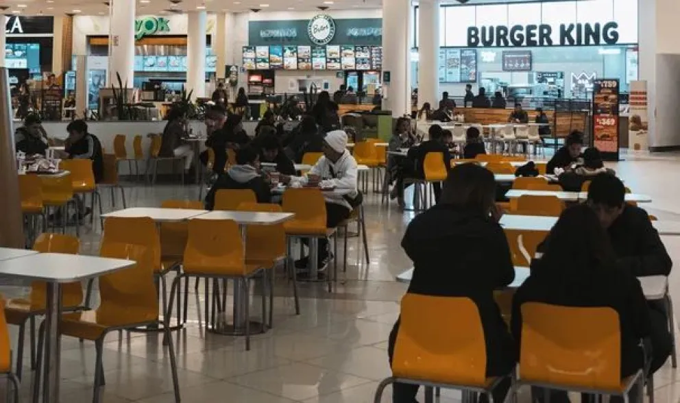 Pánico en el shopping de Buenos Aires: cuatro jóvenes heridos a cuchillazos en medio de una gresca