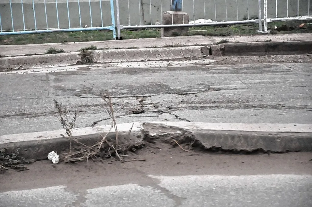 Tras las últimas lluvias y nevadas se produjeron socavones en diferentes sectores de la ciudad