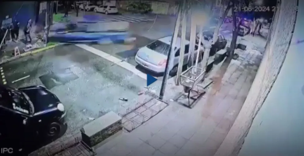 Un patrullero perseguía a delincuentes y atropelló a un grupo de jóvenes en Villa Martelli