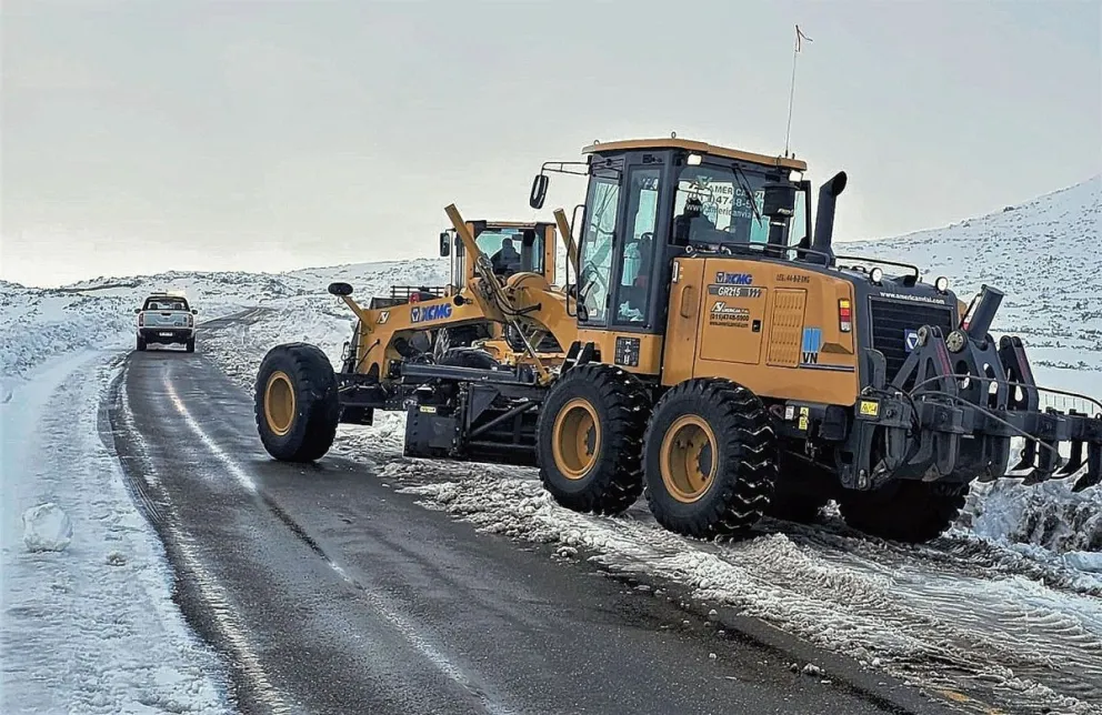 Se realizaron intensos trabajos de despeje en Ruta 3 mientras persistían cortes preventivos por nieve