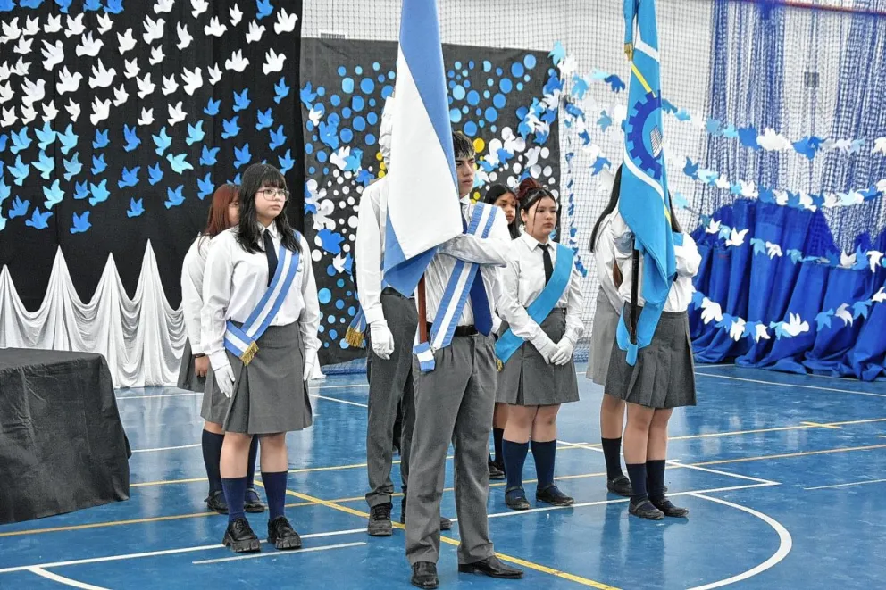 Estudiantes de 4to año de la Escuela Nº 7702 reafirmaron la promesa a la bandera