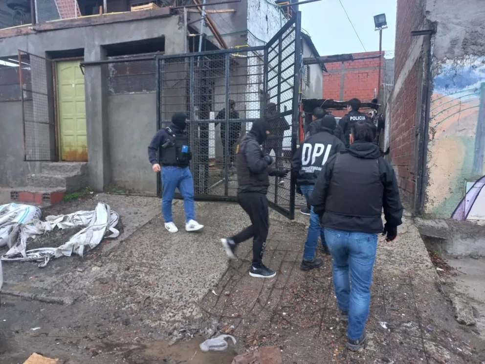 Realizaron dos allanamientos por un robo y encontraron armas de fuego