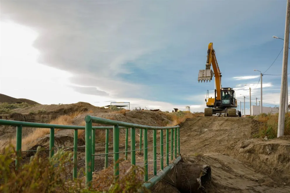 Se habilitaron puentes peatonales y se aseguró la traza vial para garantizar el transporte urbano en Comodoro
