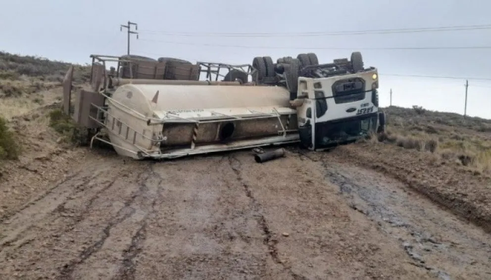 Hombre hospitalizado tras el vuelco de un camión en Cañadón Seco
