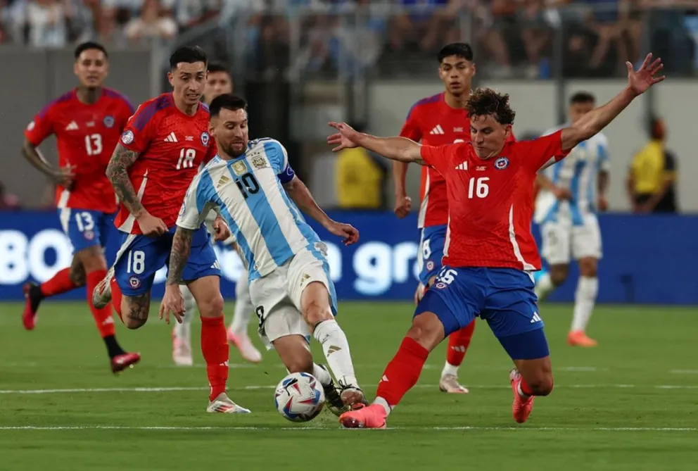 Argentina logró un agónico triunfo ante Chile y selló el pase a cuartos de final de la Copa América