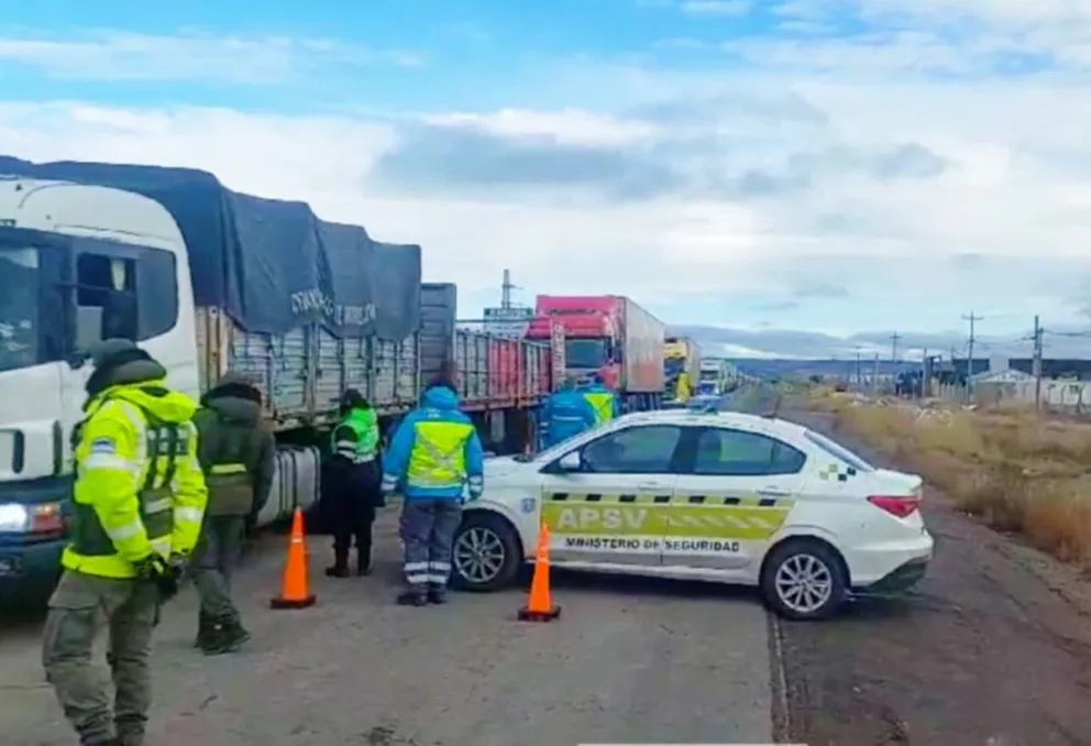 Temporal en Chubut: fueron rescatados más de 200 vehículos varados en la ruta 3 por las fuertes nevadas