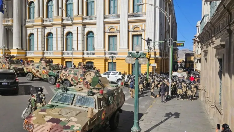 Bolivia: Arce denuncia "movilizaciones irregulares" del Ejército y llama a respetar la democracia