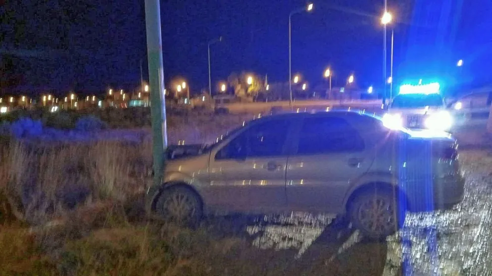 Mujer golpeada tras despistar y chocar el auto contra columna de alumbrado público