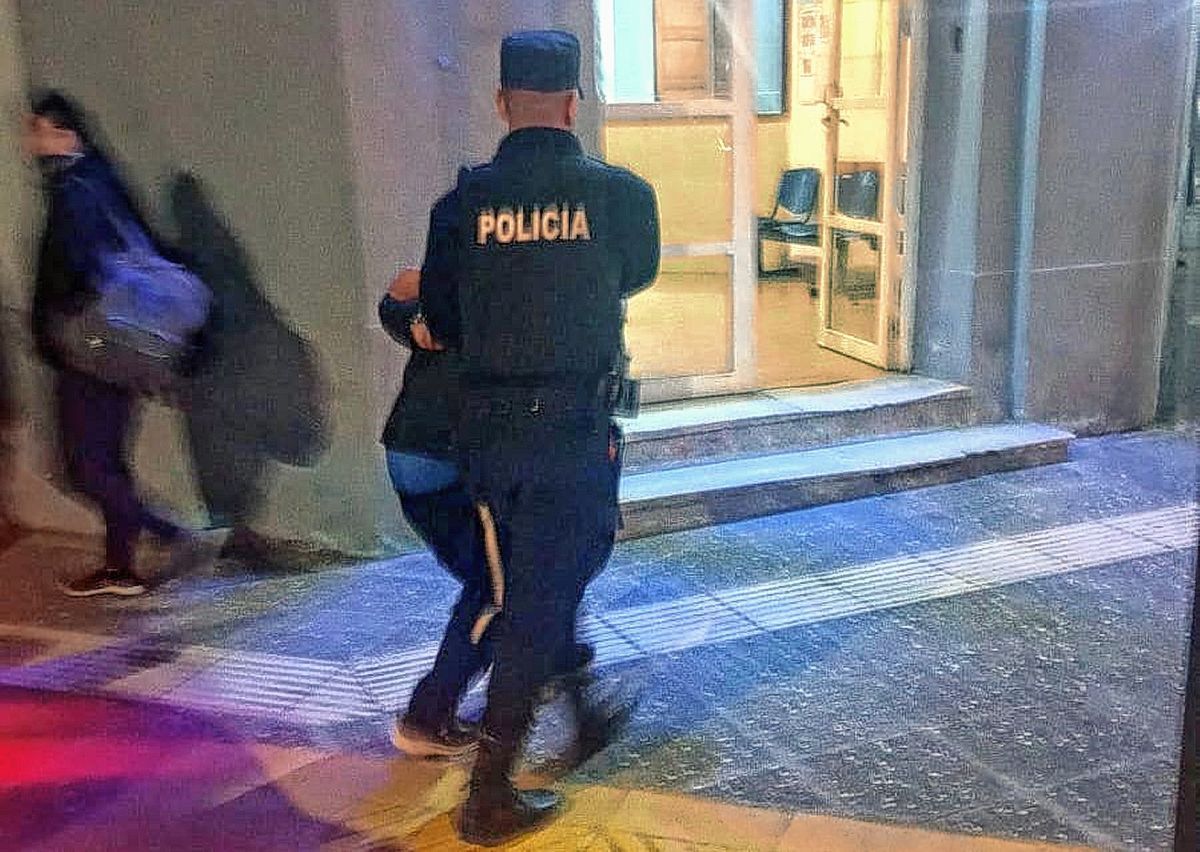 Quiso robarle en pleno centro a un adolescente que se resistió, lo atraparon y terminó preso
