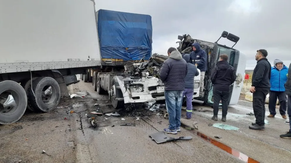 Tres camiones involucrados en el accidente sobre ruta 3 casi en la entrada a Camarones