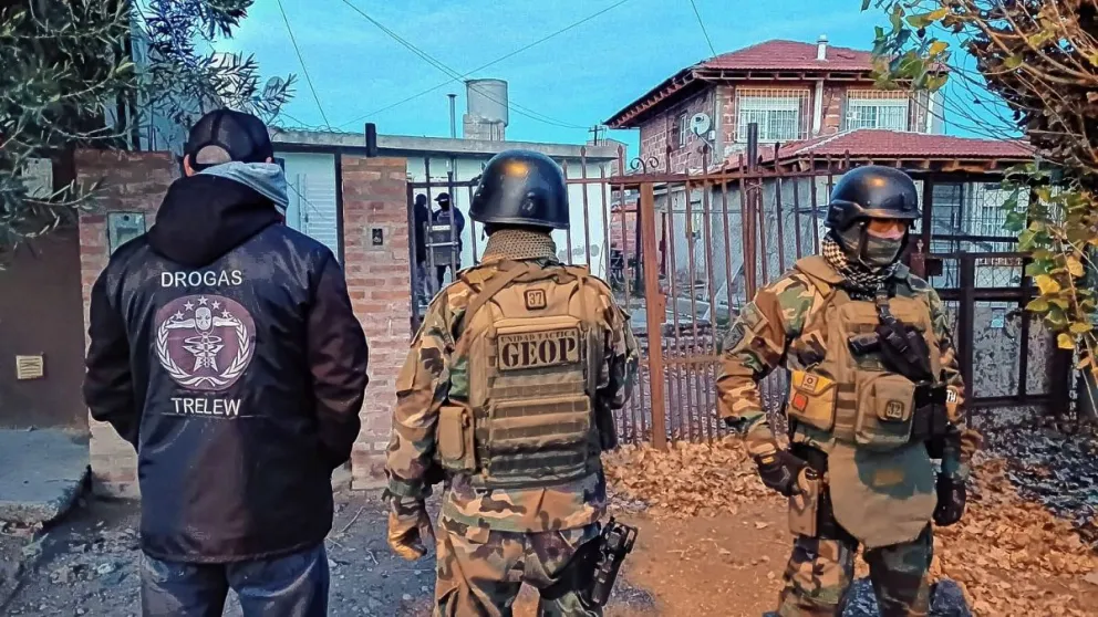 Trelew: Apresan a vendedor de drogas en plena transacción con cliente y le allanan la casa que usaba como “kiosco”