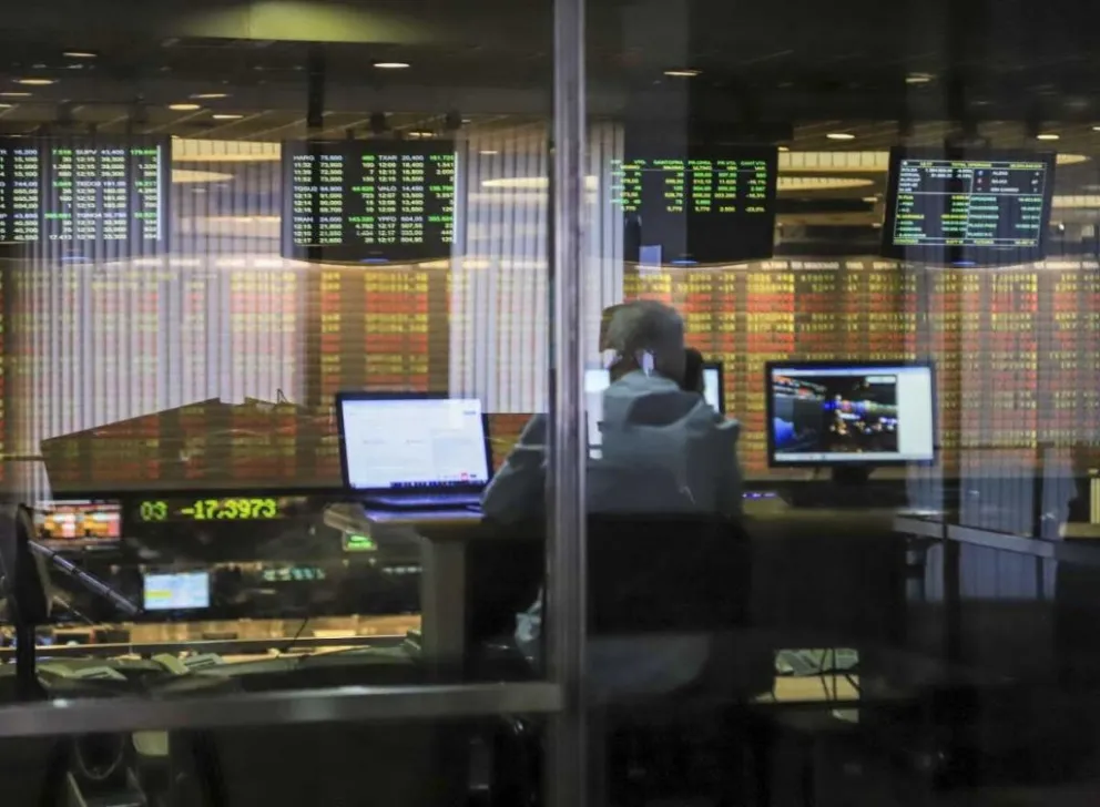 El mercado reaccionó con bajas a pesar de la aprobación de ley Bases y el paquete tributario