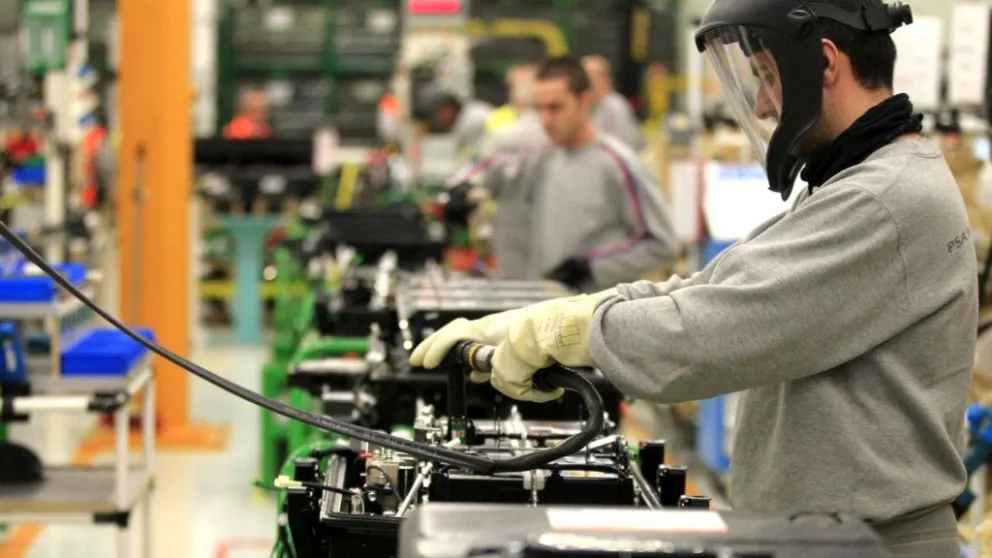 Sigue en baja: la actividad cayó 1,7% interanual en abril aunque parece hacer piso