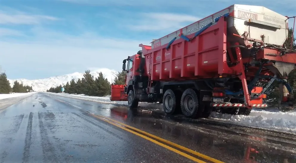Vialidad Nacional avanza con el Plan Integral de Mantenimiento Invernal en la Patagonia y Mendoza