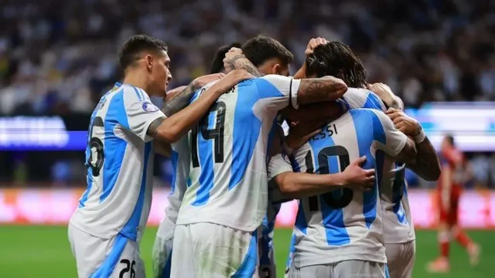 Con el debut oficial de Garnacho, así saldrá Argentina para enfrentar a Perú