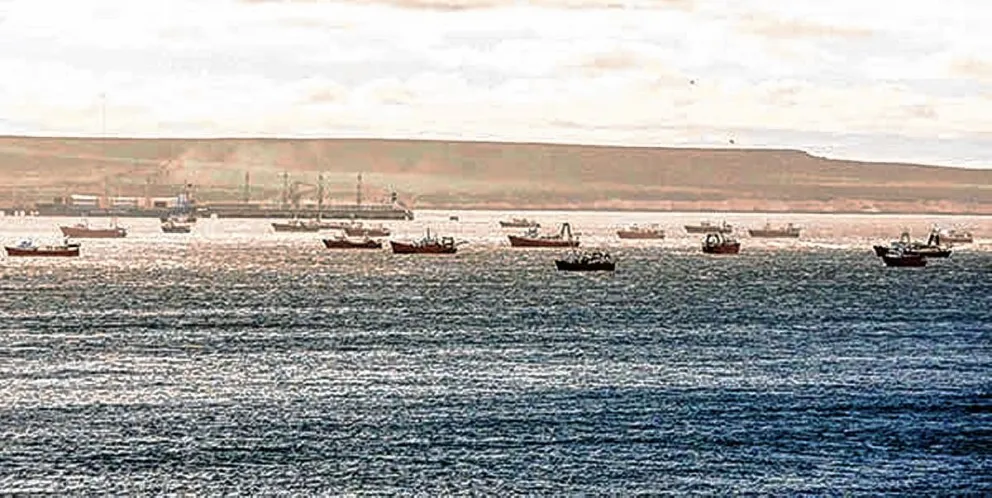 Puerto Madryn: más de medio centenar de barcos fondean en el Golfo Nuevo por el mal clima