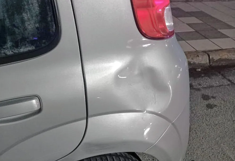 Le pidió plata a una enfermera y como no le dio le provocó destrozos en el auto
