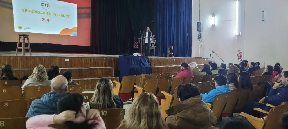 Provincia ofreció charla de seguridad en internet destinada a familias