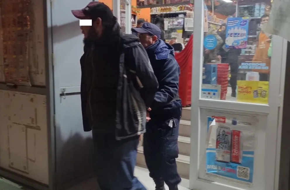 Quiso sustraer un dulce de leche y una levadura y lo detuvieron