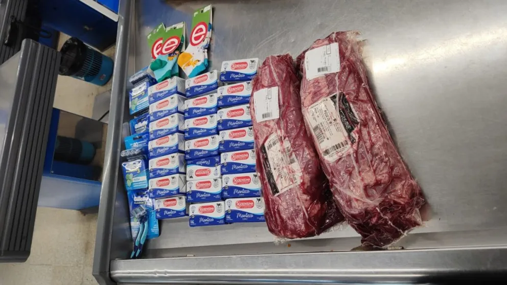 Quiso retirarse de un supermercado sin abonar varios productos pero la atraparon