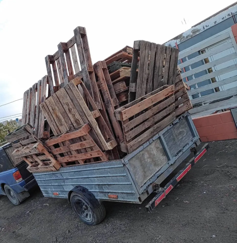 Es de zona norte y ofrece pallets y leña a las personas que más lo necesitan