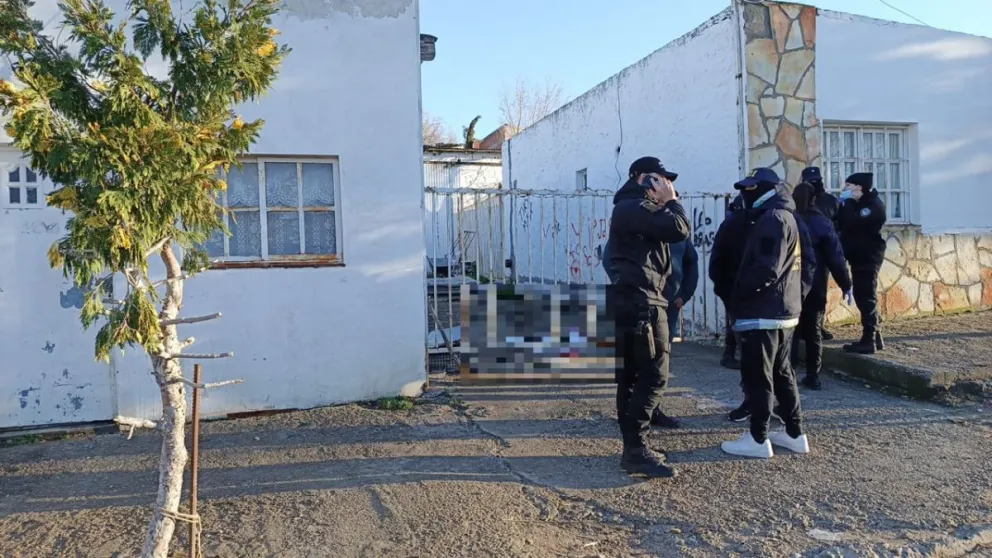 Macabro: Hallan el cuerpo semidesnudo de una mujer de 29 años dentro de un pozo cloacal en Puerto Deseado