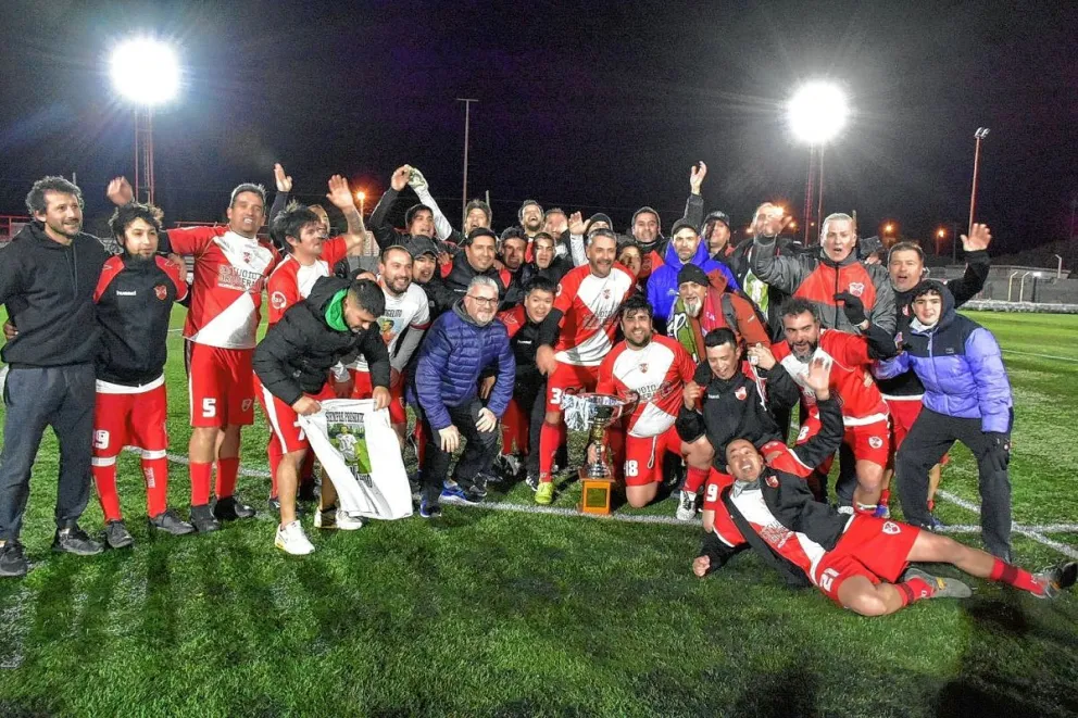 Fútbol de veteranos: Deportivo Sarmiento campeón la Liga Nacional de Clubes Senior