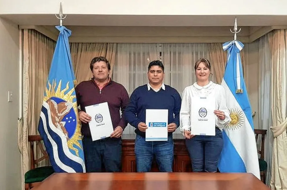 Obras para los Municipios: Vidal firmó el convenio para Los Antiguos