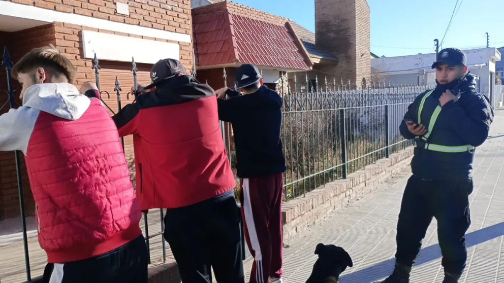 Tenía pedido de captura y lo detuvieron cuando caminaba por el barrio Pueyrredón