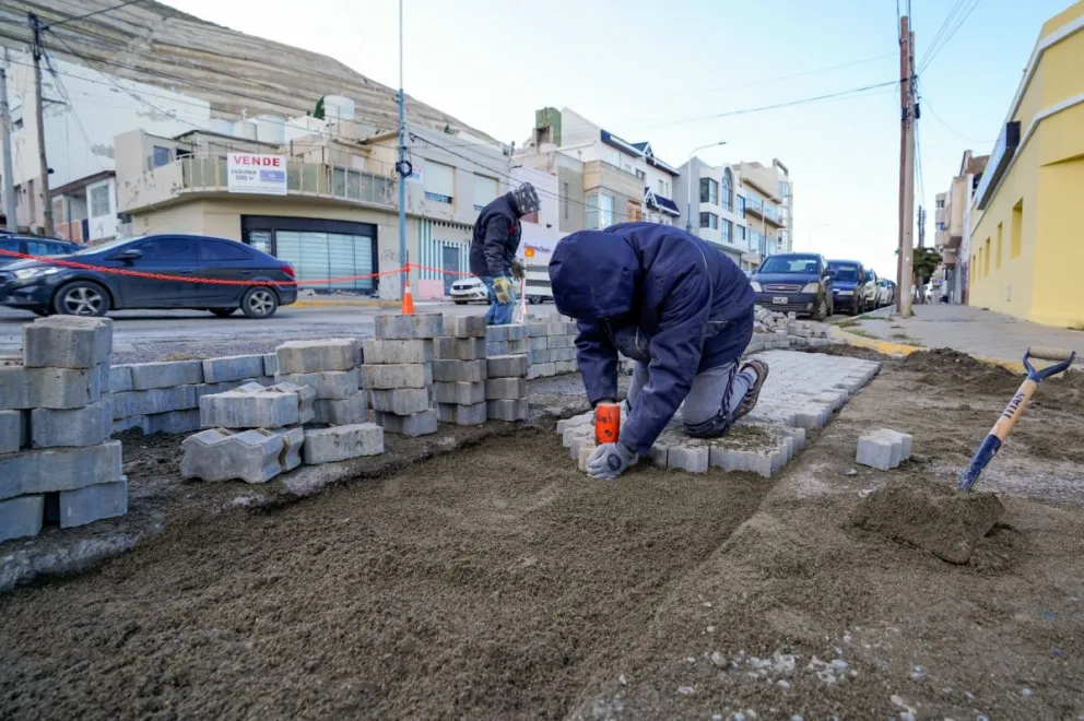El Municipio realiza tareas de bacheo en la calle 25 de Mayo