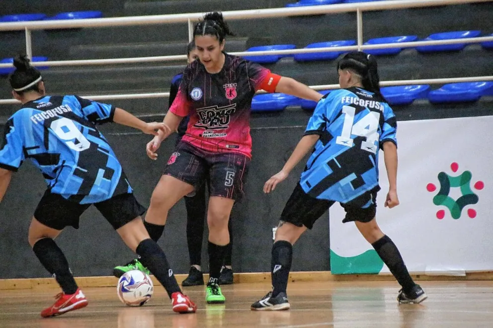 Ganó Comodoro y accedió a semifinales