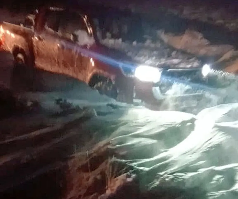 Una camioneta con dos ocupantes quedó tapada por la nieve: Los rescataron 15 horas después