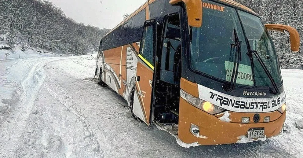 Colectivo de Coyhaique a Comodoro quedó varado en la nieve y debió regresar a Chile
