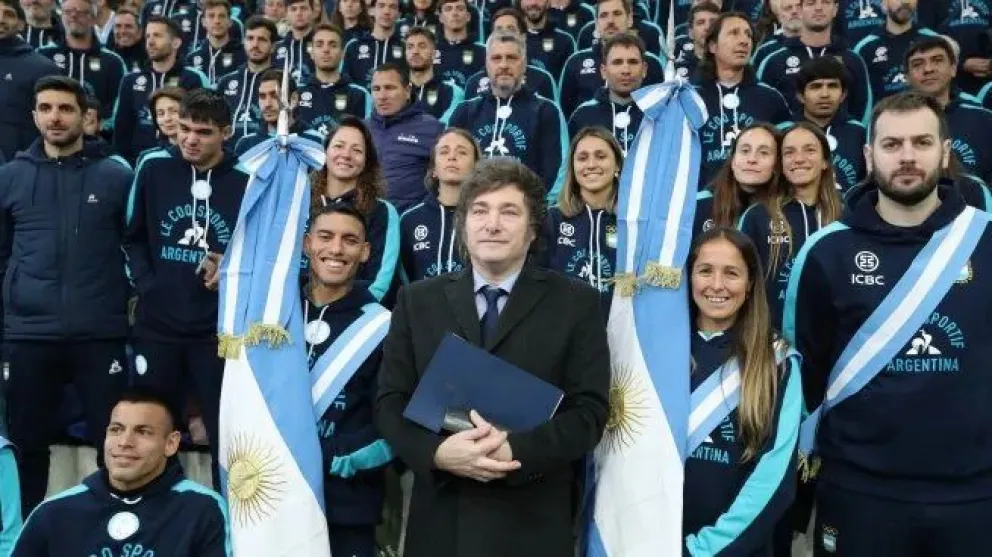 Javier Milei despidió a los deportistas olímpicos: confesiones, su pasado como arquero y presencias inesperadas