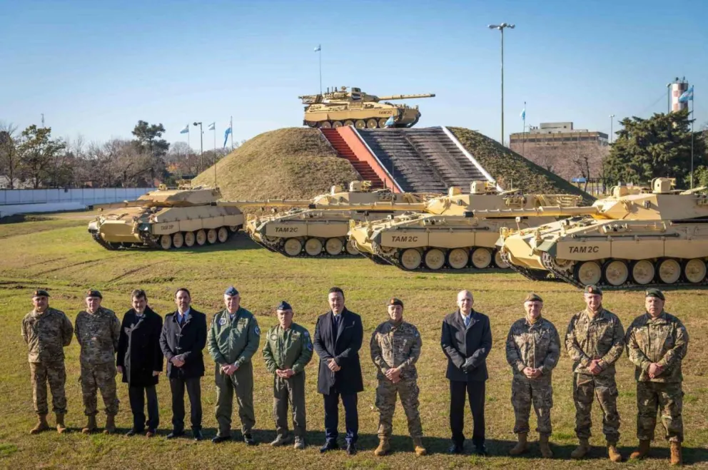 Petri encabezó la entrega de los primeros tanques TAM 2C A2 modernizados