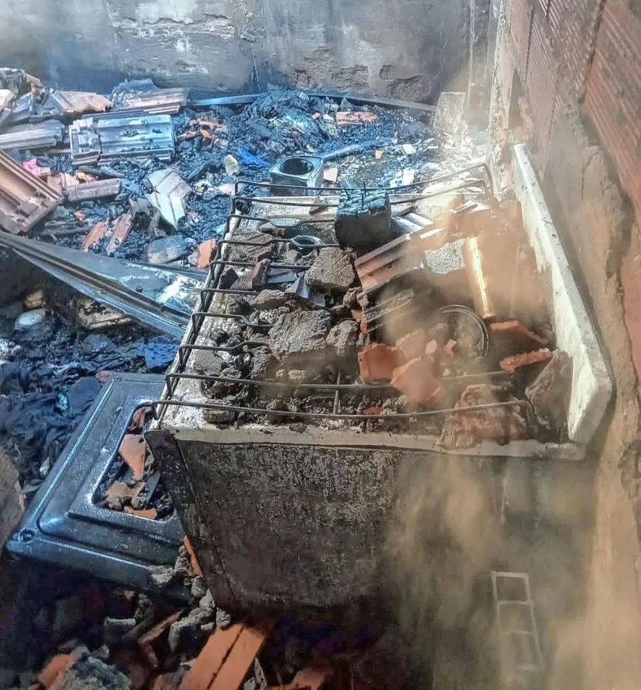 Dos familias en la calle por un incendio que les destruyó las viviendas