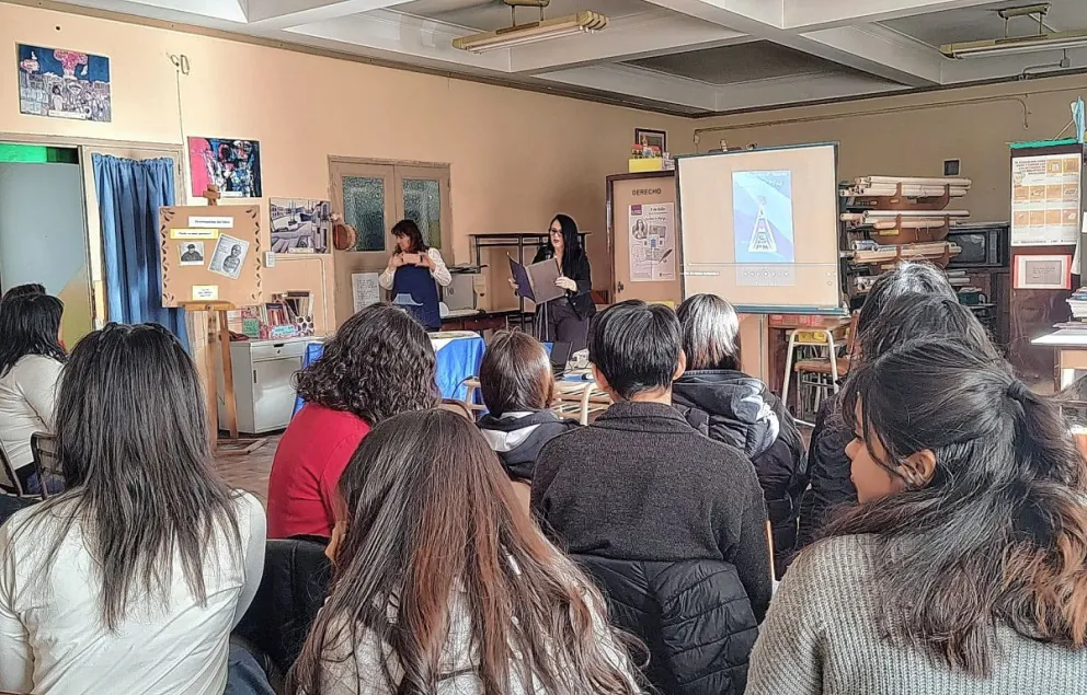 Presentaron el libro “Perito en amor patriótico” en la Escuela Secundaria Perito Moreno