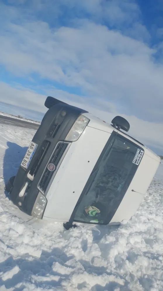 Conducía a alta velocidad, perdió el control y volcó