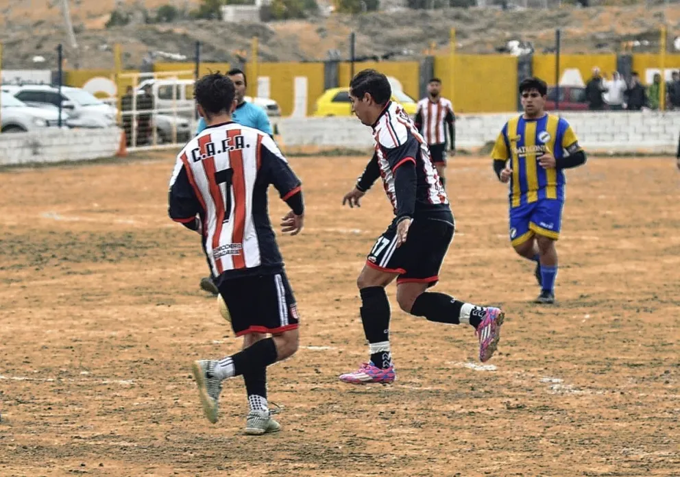Ameghino lo revirtió ante un rival diezmado por las rojas