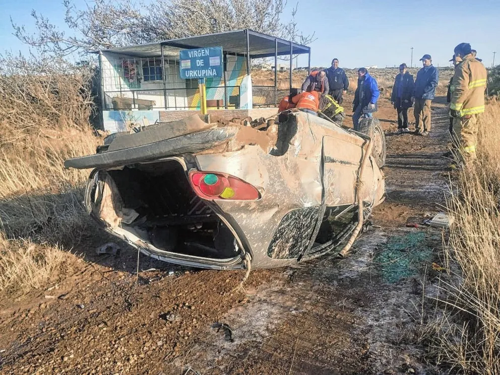 Bomberos rescatan a un conductor tras espectacular vuelco en San Julián